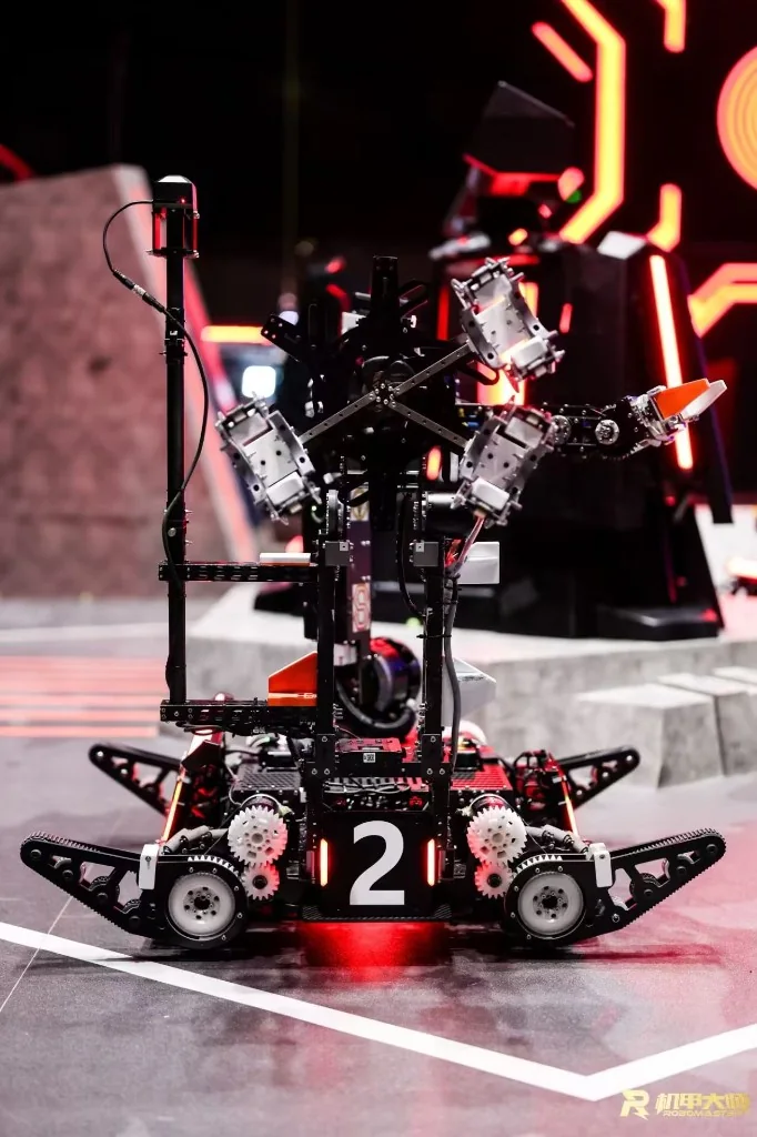 3SE 战队 2 号工程机器人 · 赛场照 · 图源:RoboMaster 机甲大师